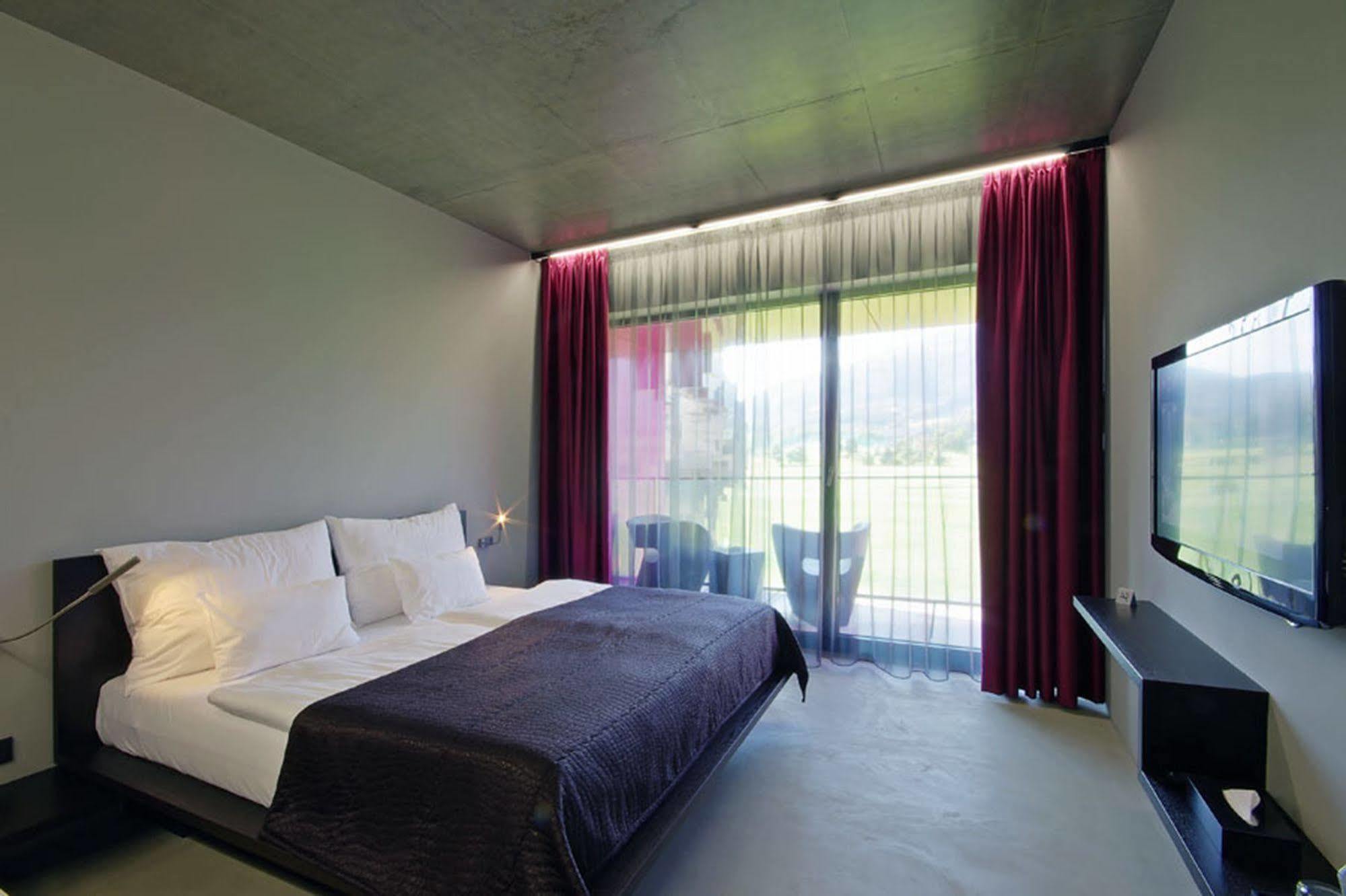 Miura Hotel เชลาดนา ภายนอก รูปภาพ